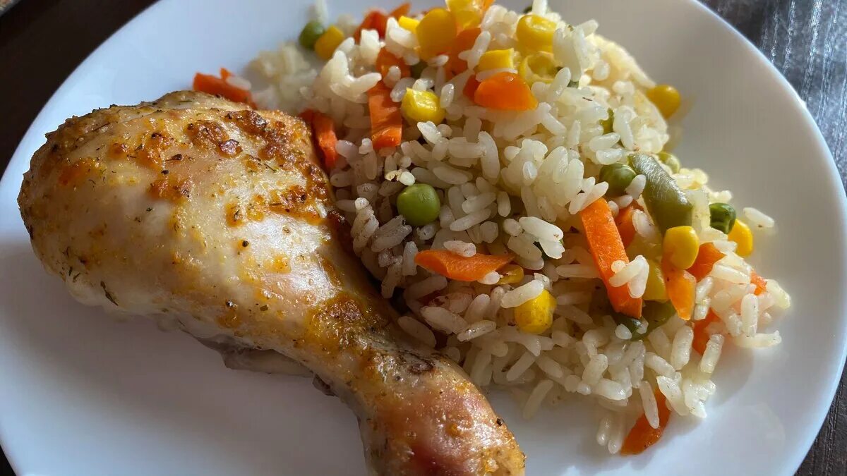 Куриная голень с рисом рецепт. Рис с курицей. Курочка с рисом. Рис с овощами. Рис с куриной голенью.