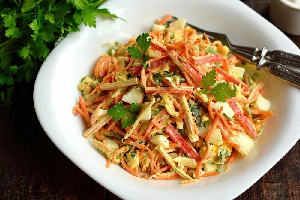 Салат с говядиной и корейской морковью. Мясной салатик с корейской морковкой. Салат из корейской морковки. Рецепт салата с морковью по корейски. Салат лисичка с корейской морковкой.