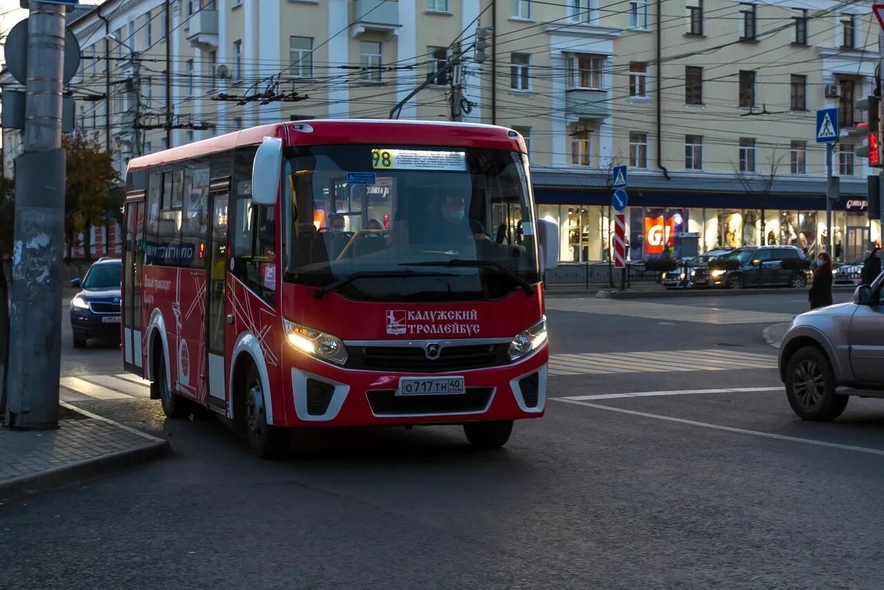 Калужский троллейбус красный автобус. Калужский троллейбус красный. Красные автобусы Калуга. Автобус 98 Калуга.