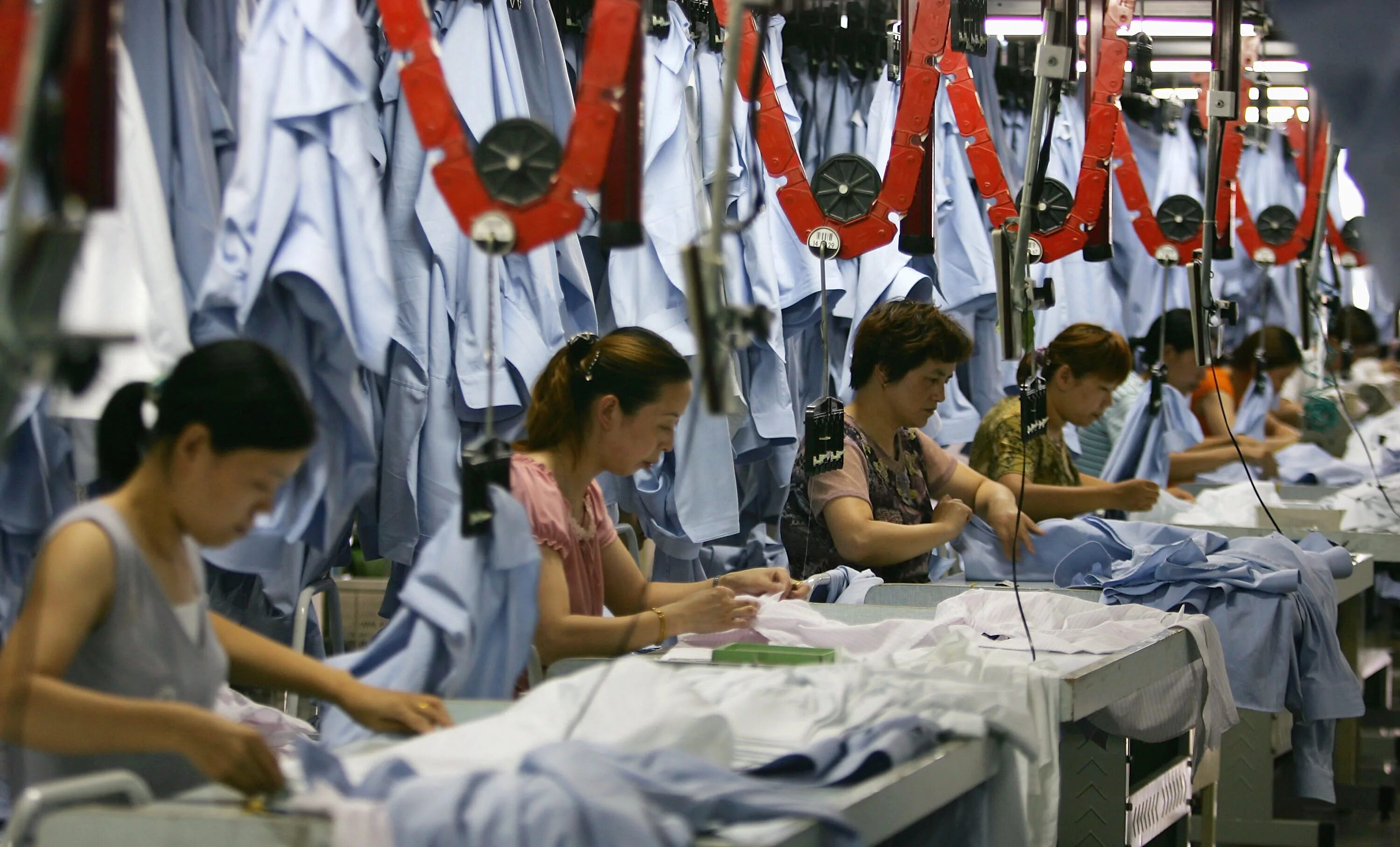 Сколько рабочих в китае. Потогонная фабрика Бангладеш. Текстильная промышленность Китая. Легкая промышленность Японии. Дешевая рабочая сила.