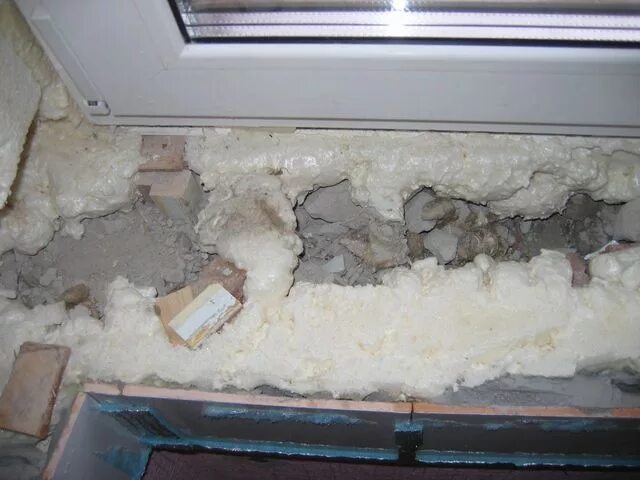 Заливка пенополиуретана в стены. Утепление межстенного пространства пенополиуретаном. Залить пустоту. Заполнение пустот пенополиуретаном. Заливка ппу в стены.