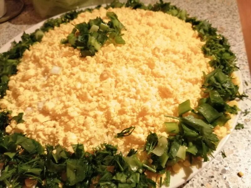 Салат мимоза без моркови. Салат мимоза с печенью трески. Украшение салата мимоза. Мимоза морковка. Салат мимоза без морковки.