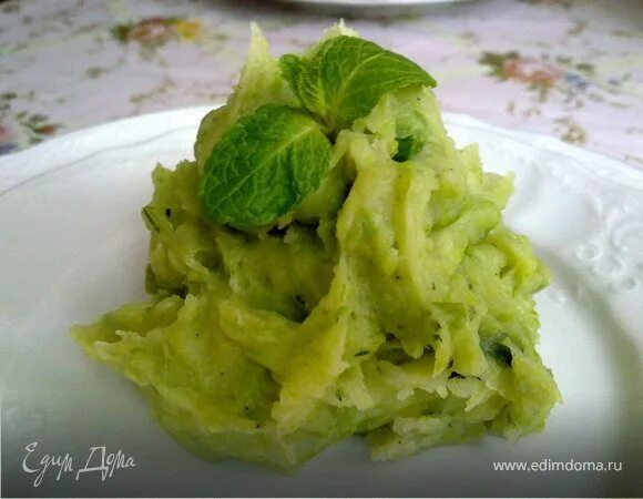 Картофельное пюре с брокколи. Зеленое картофельное пюре. картофельное пюре зеленого цвета. помятая зеленая картошка.