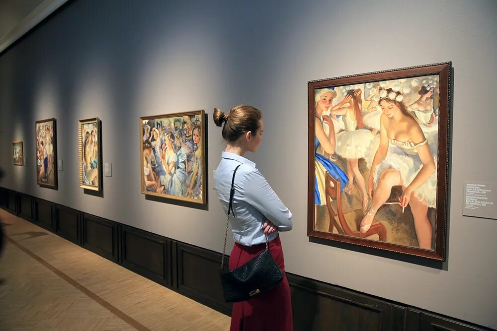 Человек рассматривает картину. Картины Серебряковой в Третьяковской галерее. Картины Зинаиды Серебряковой в галерее.