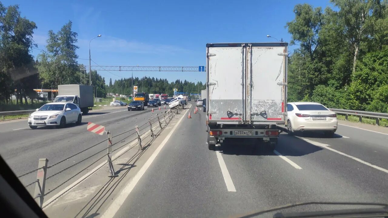 Авто на дмитровском шоссе. Авария на Дмитровском шоссе. Авария на Дмитровском шоссе сейчас. Авария Дмитровское шоссе.