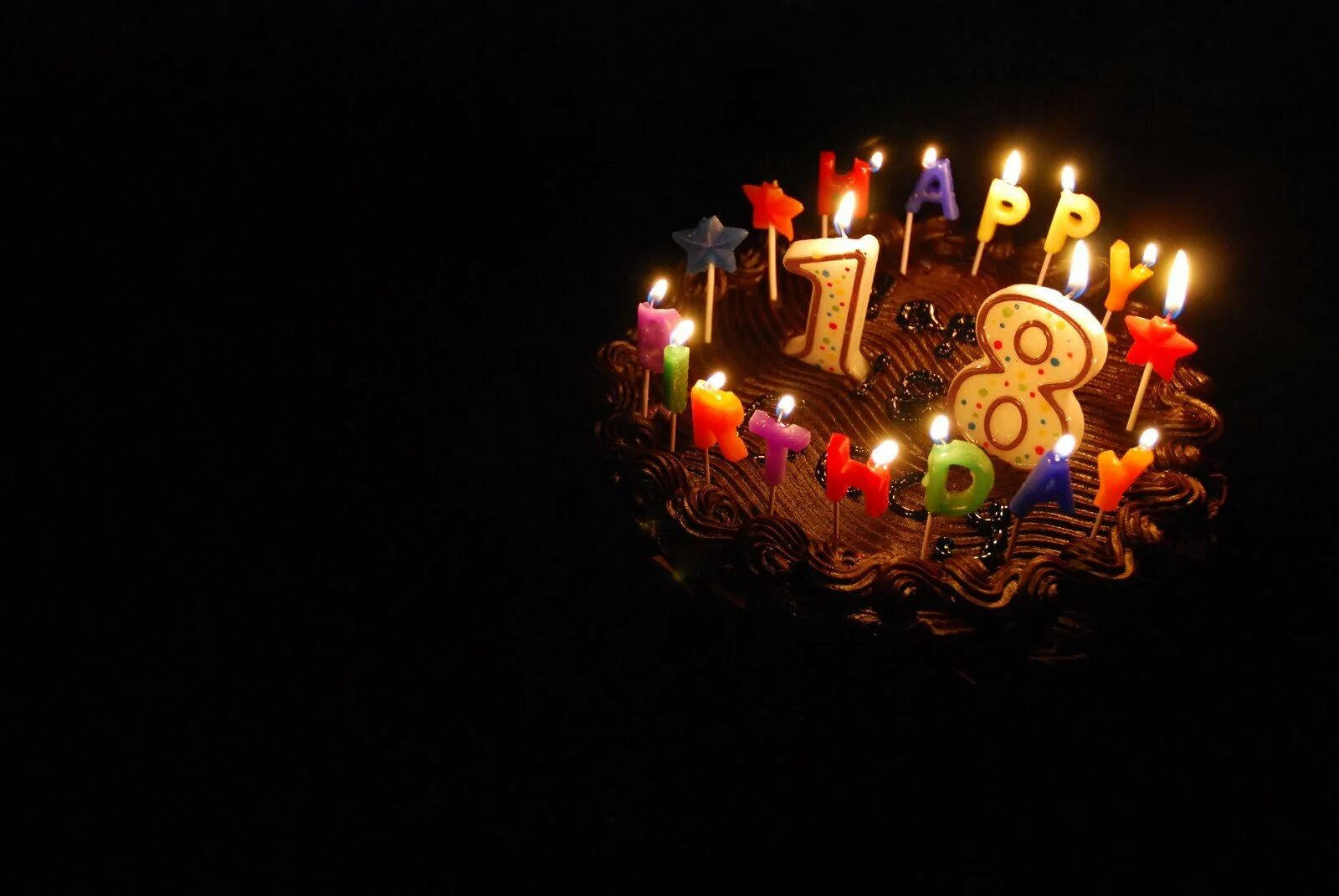 Пожелания с днем рождения с 18 летием. Свечи для торта. Торт со свечками. Свеча в торт "с днем рождения". Торт на черном фоне со свечами.