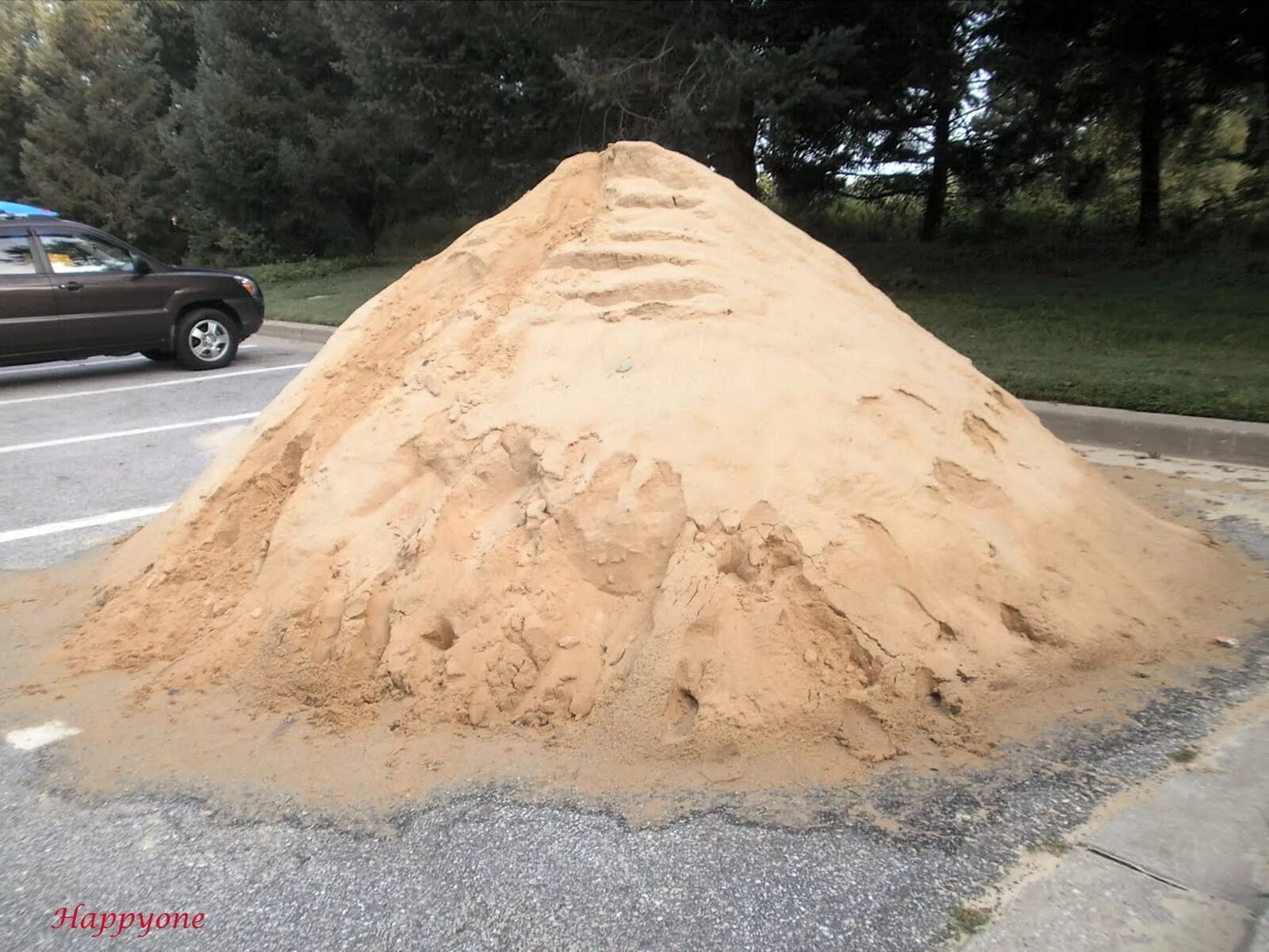 Цена куба песка спб. Куча песка. Кучка песка. Насыпь песка. Горка песка.