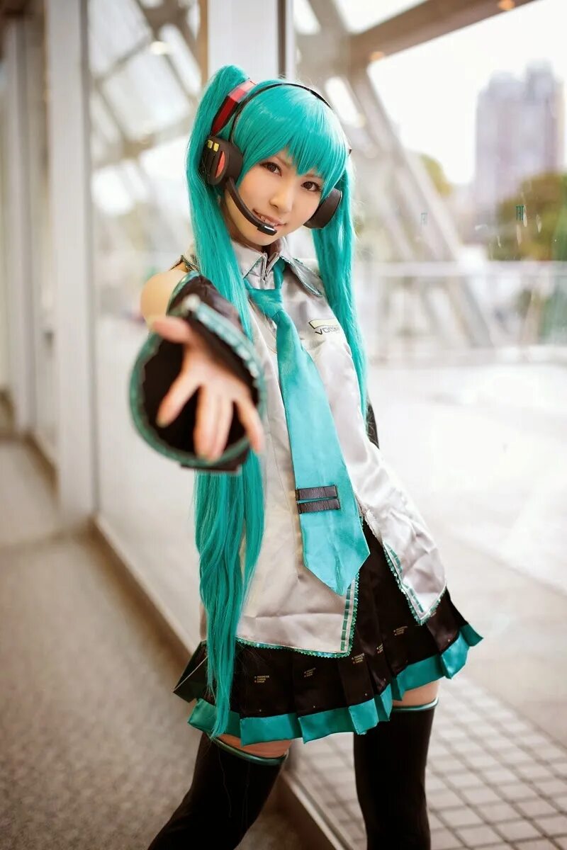 Hatsune miku cosplay. Гяру Хатсуне Мику. Хатсуне Мику косплей 18. Хатсуне Мику косплей. Косплеер Мику.