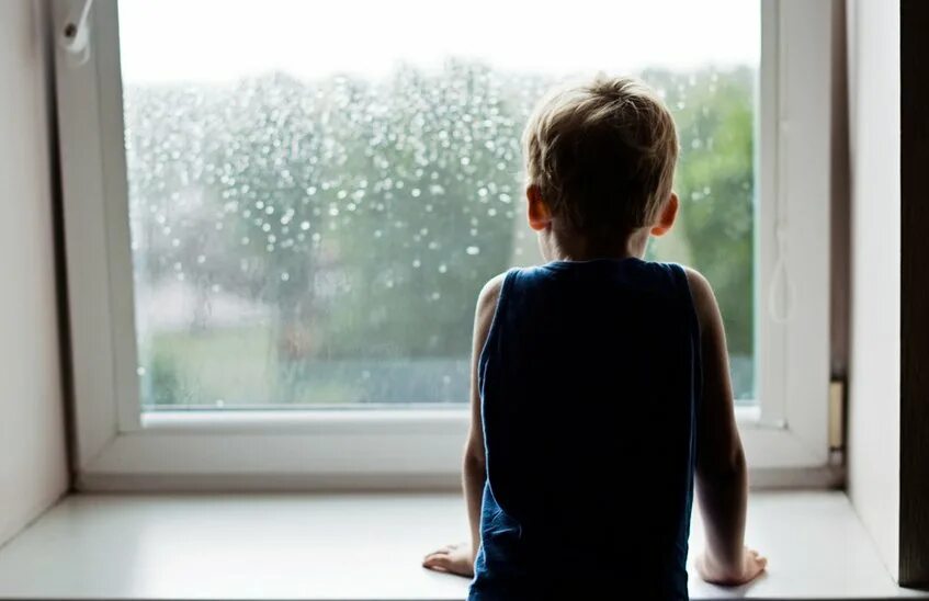 Ребенок со спины. Мальчик стоит на окне. Мальчик стоит на окне. Мальчик возле окна. Мальчик стоит на окне.