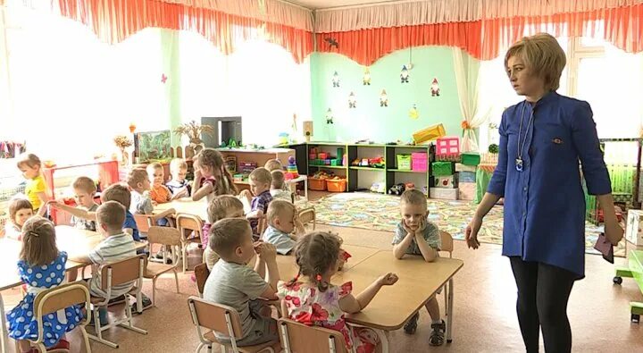 Младший воспитатель. Воспитатель и дети в детском саду. Ромашка для воспитателя детского сада. Воспитатели детского 24 сада. Педагог в детском доме.