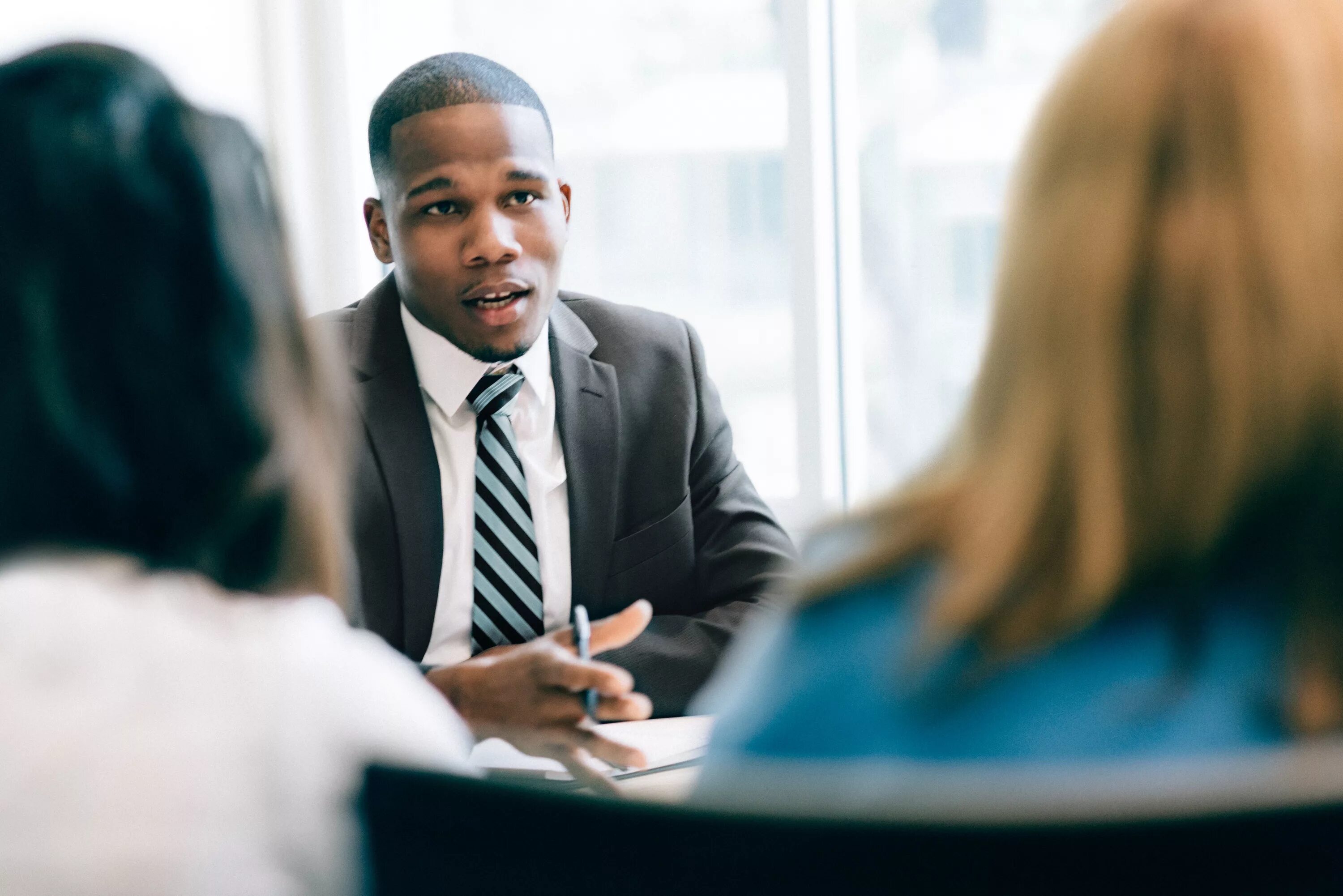 Чернокожий бизнесмен. The entrepreneurial Investor. Богатый афроамериканец. Деловой негр. Holding a meeting