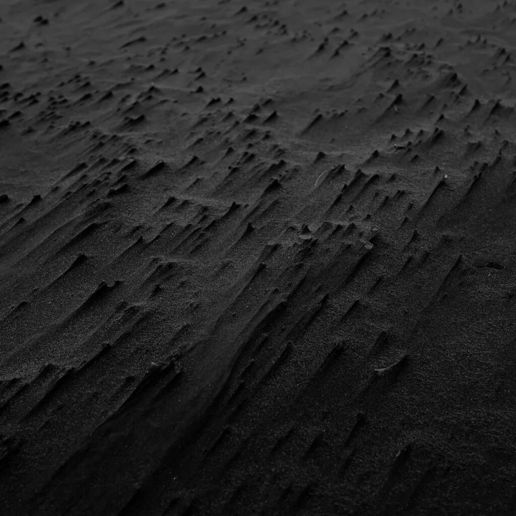 Черный песок текстура. Песок текстура. Dark sand. Черный вулканический песок. Песок на черном фоне.
