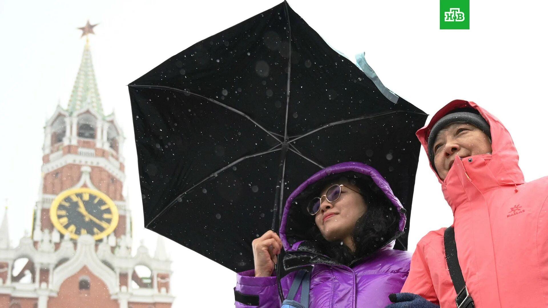 Россия поехали отзывы. Снег в Москве. Китайские туристы в Москве. Иностранцы на красной площади. Снегопад в Москве.