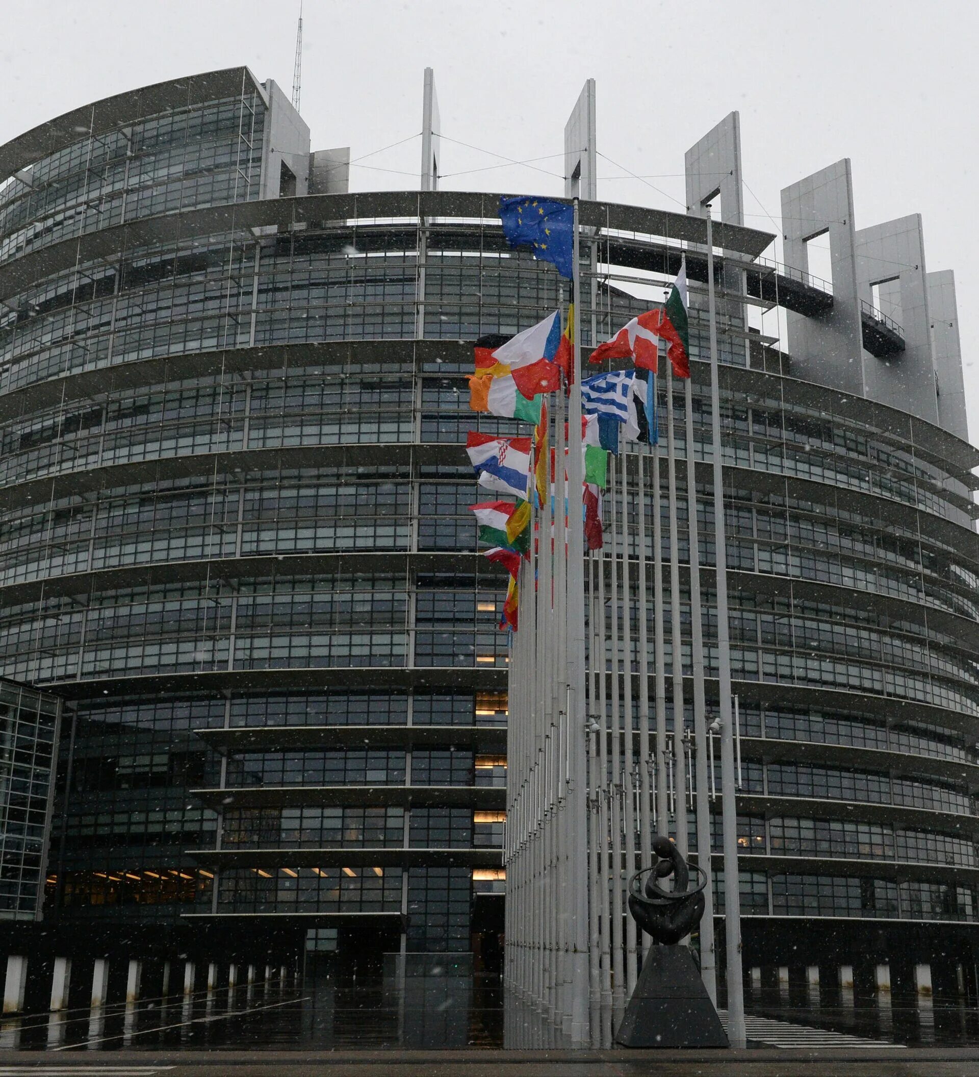 Парламентская Ассамблея совета Европы здание. Здание европейского парламента в Страсбурге. Страсбург парламентская Ассамблея. Штаб квартира ООН В Брюсселе.