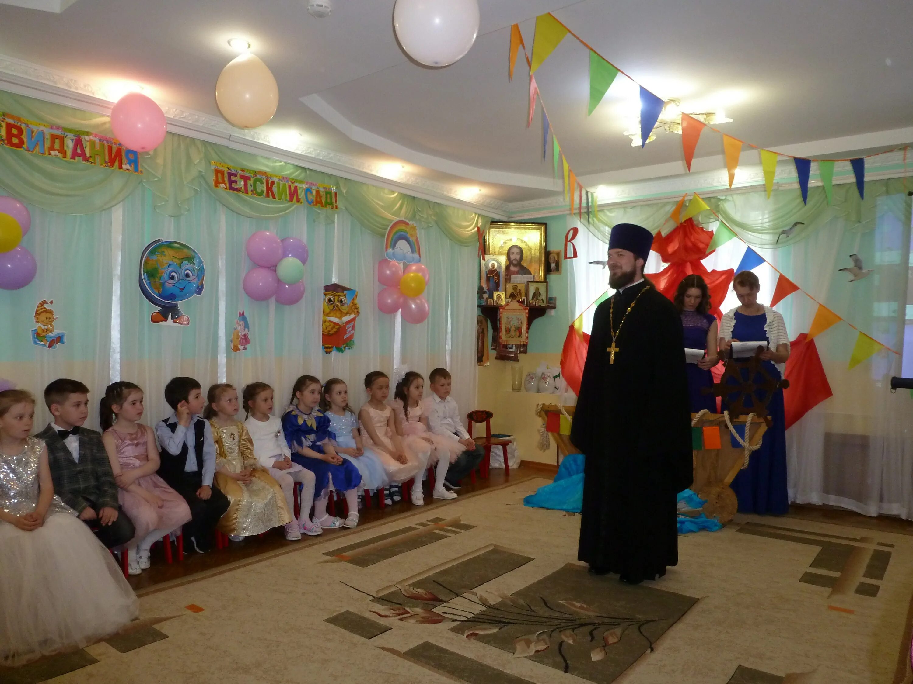 Уплывает наш кораблик. Детский сад кораблик поронайск. новогодний праздник в 72 садике кораблик. выпускной в детском саду дети танцуют с корабликами. кораблик на выпускной.