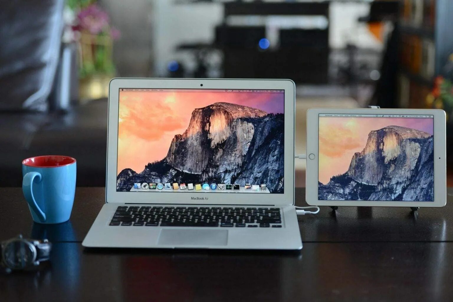 Ipad как монитор windows. Macbook air 2010. айпад макбук аир. macbook air 2025 display. ipad 2 duet display.