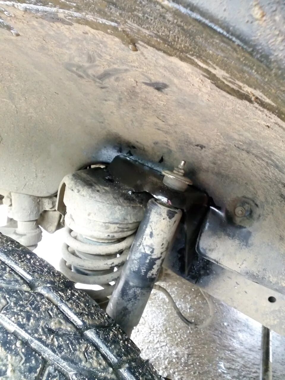 Соболь чашка переднего амортизатора верхняя. Задний амортизатор ваз 21043. Крепеж заднего амортизатора уаз патриот. Уаз патриот вырвало крепление переднего амортизатора. Оборвало кронштейн крепления амортизатора уаз патриот.