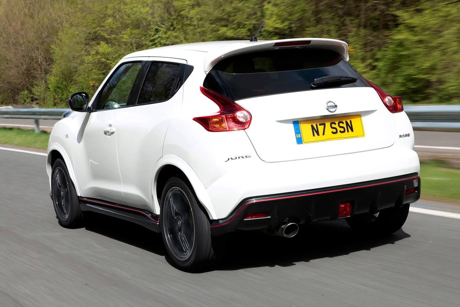 Nissan juke мини-кроссовер. Nissan juke 2010. Nissan juke nismo 2014. Ниссан жук 2000. Nissan juke nismo rs.