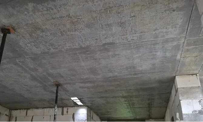 Монолитный потолок. Потолок из плит железобетонных. Монолит потолок. Потолок в монолитном доме.