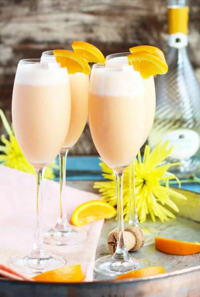 Персиковое шампанское bellini. Коктейли с шампанским. Шампань коблер коктейль. Коктейль с шампанским просекко. Шампань рецепт.