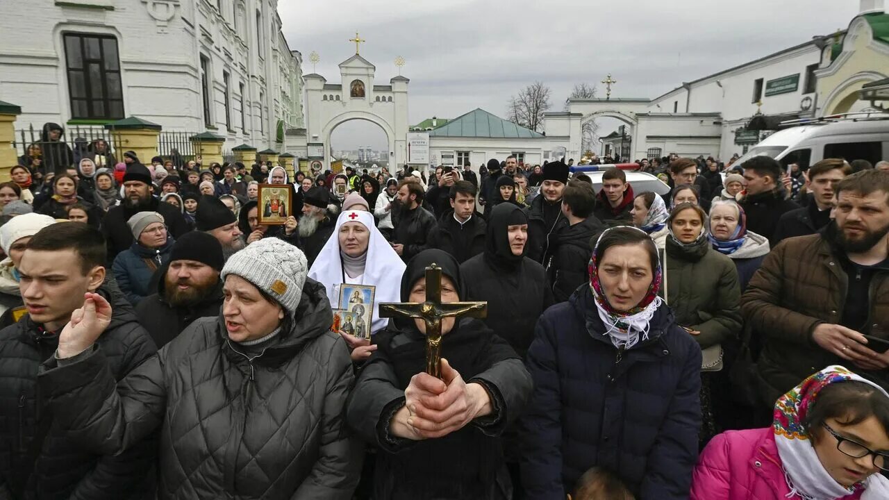 Православные люди. Киевская лавра новости сегодня. Киево-печерская лавра фото. Киевская лавра новости сегодня. Монах в храме.