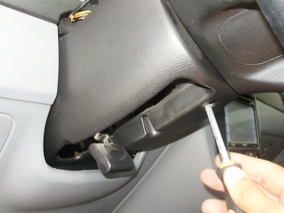 Как подтянуть ручник лачетти. Натяжка троса ручника шевроле лачетти. Подтяжка ручника лачетти седан. Лачетти подтяжка ручника. Натяжка ручника шевроле лачетти.