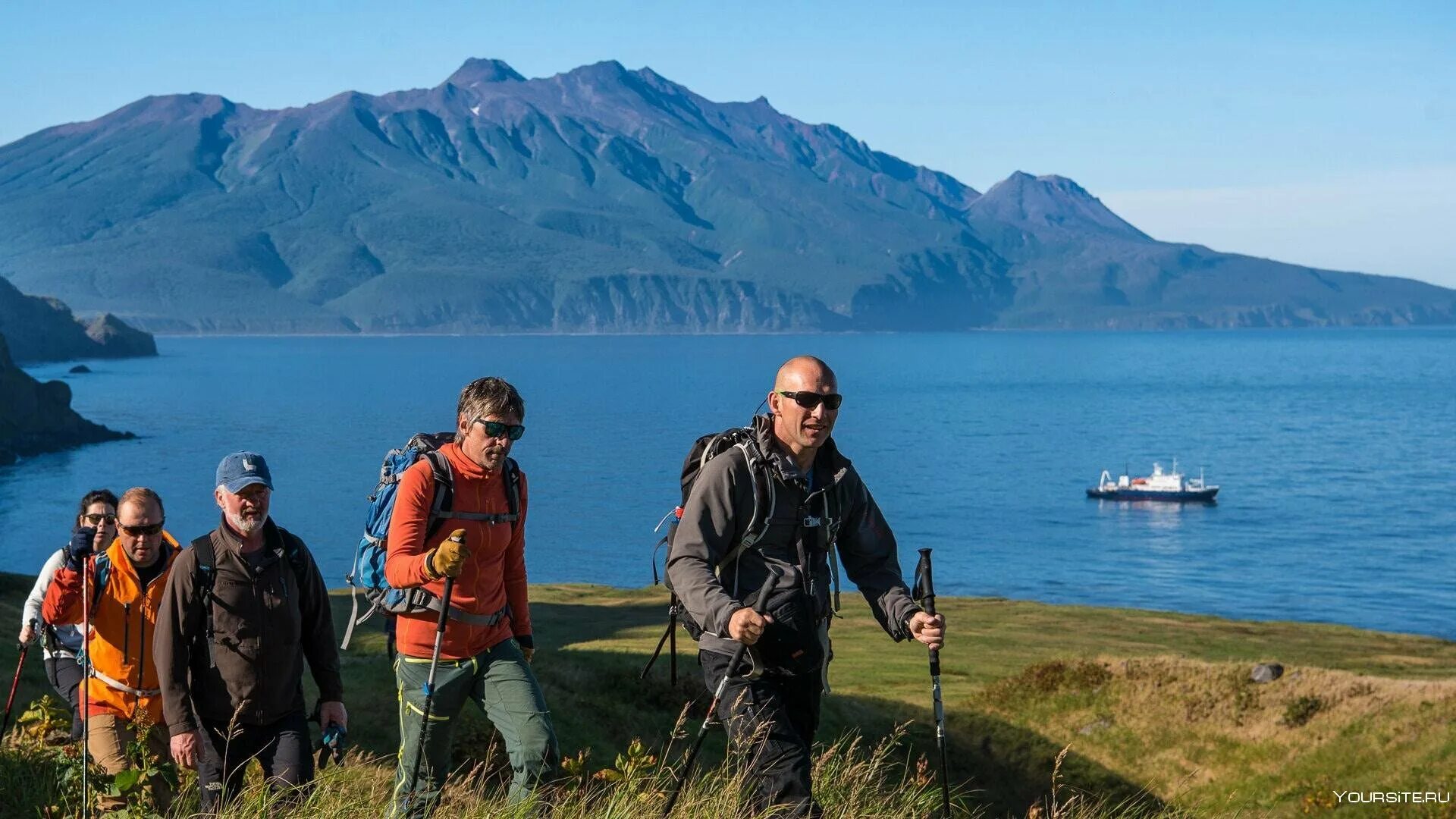 Пальмы встречают и приветствуют попутников. Лучшие путешествия 2023. Фотографии путешествий. Теплоход карл маркс. Путешествие в горы.