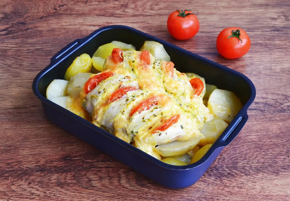 Грудки с картошкой в рукаве. Куриная грудка с картошкой в духовке. куриная грудка с картофелем в духовке. куриное грудуа с картошкой. грудка куриная в духовке с помидорами и сыром с картошкой.
