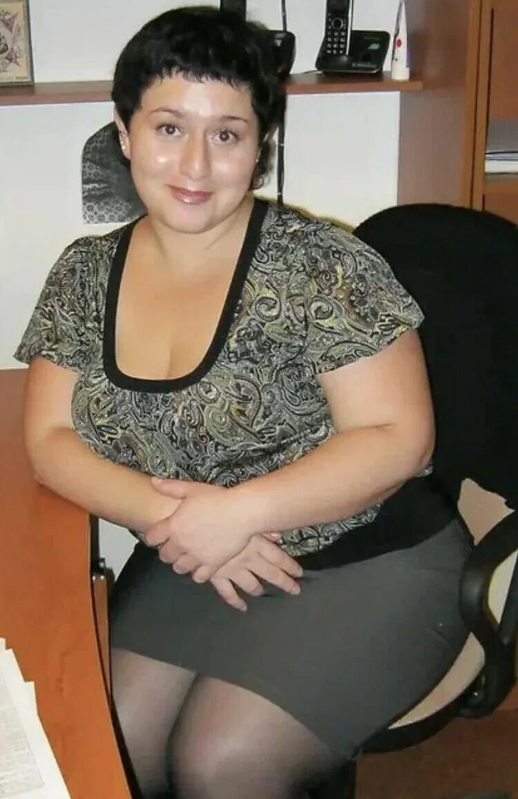 Юбки женские для полных женщин. Одежда для полных девушек. Толстушки офис. Девушка толстая начальница. Офисные костюмы для полных женщин.