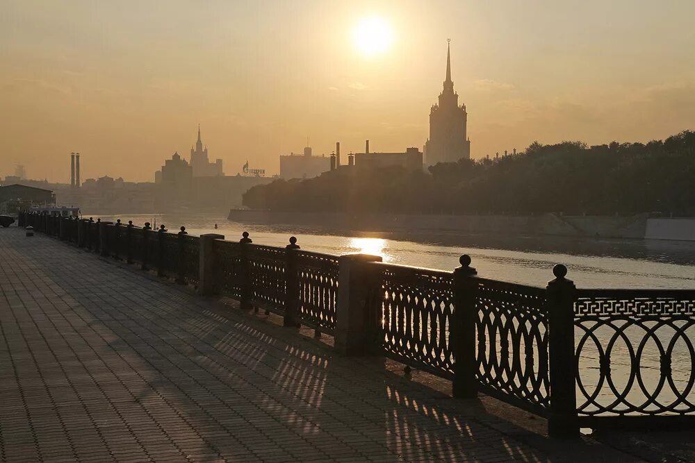 Рассвет на Москве реке Мусоргский. Закат на Москве реке. Рассвет над Москвой рекой. Рассвет на набережной.