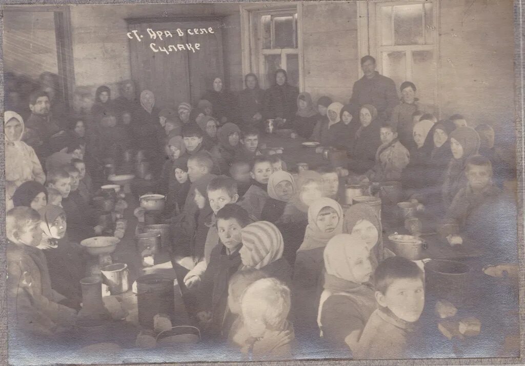 Голодающие в Оренбурге 1921. Голод 1921 года Оренбург. Голодающие дети Поволжья 1921.