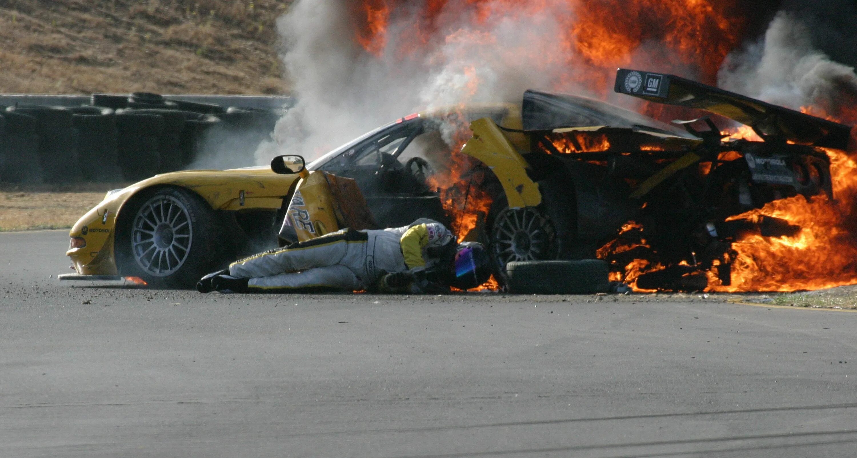 Гонщик NASCAR Дейл Эрнхардт. Аварии на гонках. Горящий гоночный автомобиль.