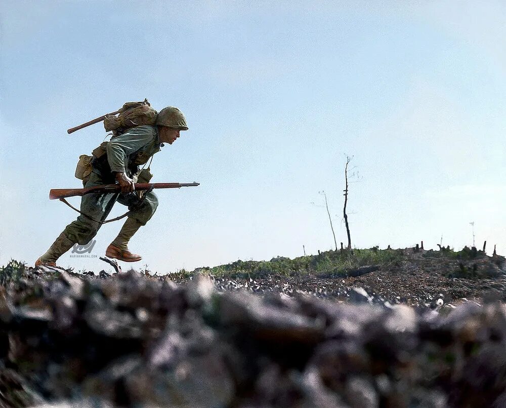 Убежавший солдат. Солдаты второй мировой войны. Солдат бежит.