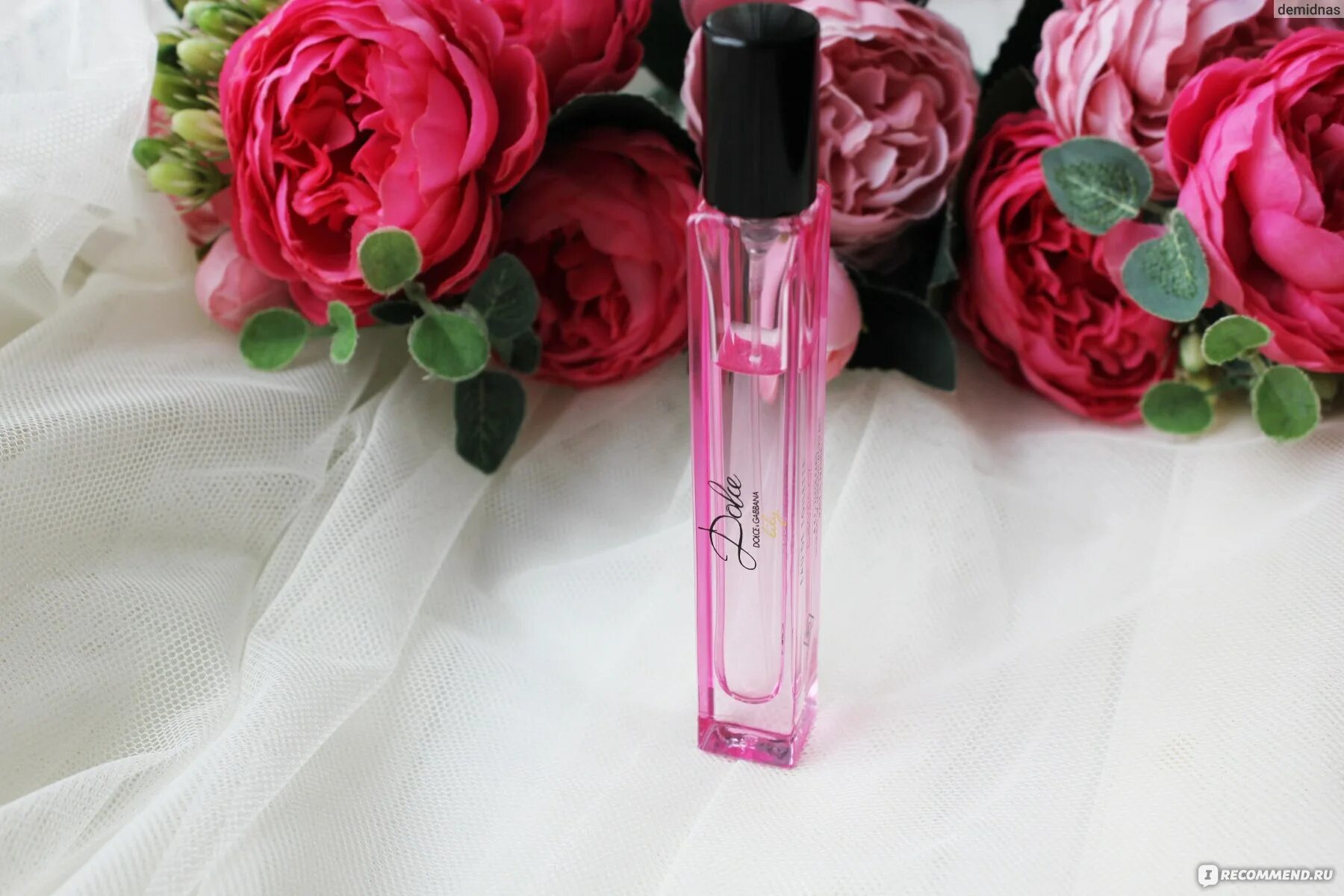 Dolce gabbana dolce lily. Сладкие нежные духи женские. Нежные и недорогие духи женские. Дольче Габбана бордовые духи. Дольче Габбана бордовый пробник.