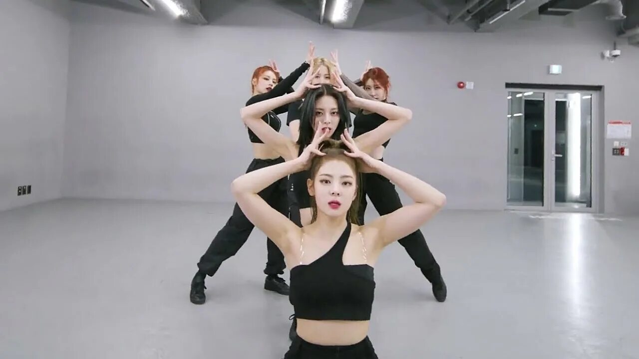 Itzy mafia in the morning. Itzy дэнс практика. itzy in the morning танец. itzy loco хореография. itzy mafia dance practice.