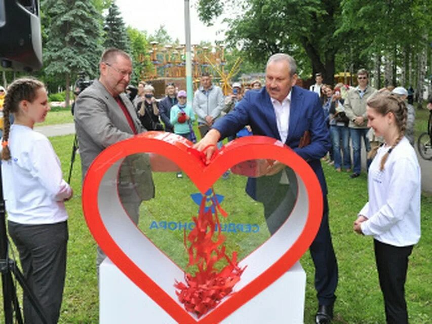 Инсталляция сердца в Можге. Семья в парке Кирова в Ижевске. Инсталляция сердце России.