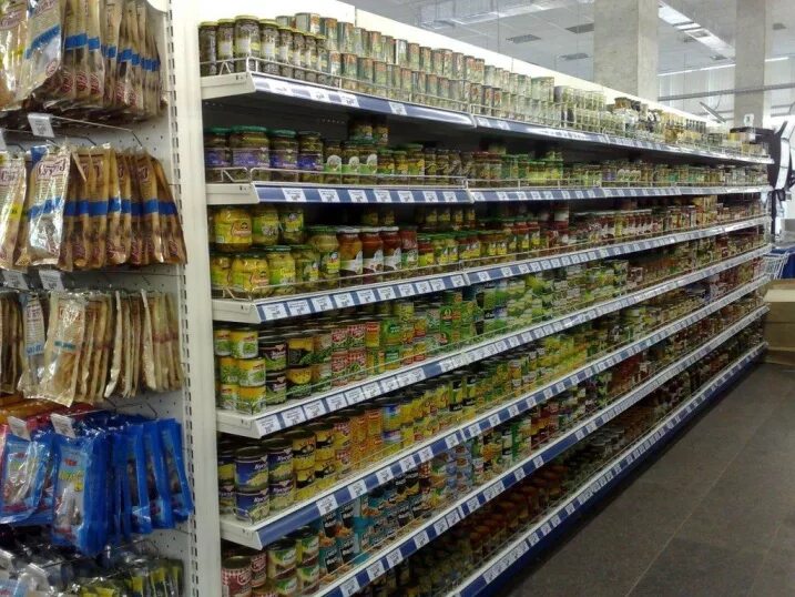 продавщица из ашана. уральская еда в магазине. продавщица магнита. в цене уральские товары. в цене уральские товары.