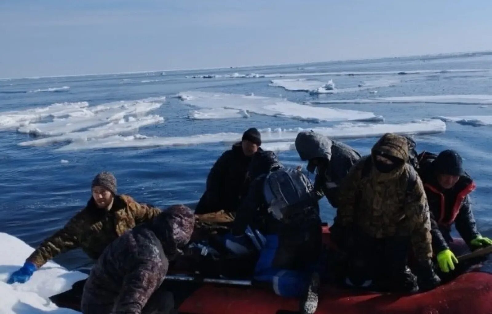 Море терпящее бедствие. Рыбаки на льдине Сахалин. Спасение рыбаков на льдине. Льдина в море. Спасатели рыбаки.