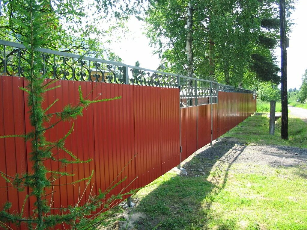 забор из металлического листа. украшение забора из профнастила. профнастил текстура. профнастил жуковский. металлопрофиль ral 1014.