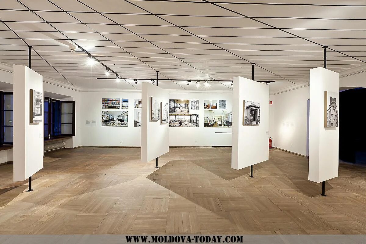 музей современного искусства (барселона). музей современного искусства зоологическая. выставочный зал интерьер. музей триеннале милан объекты. интерьер современного музея.