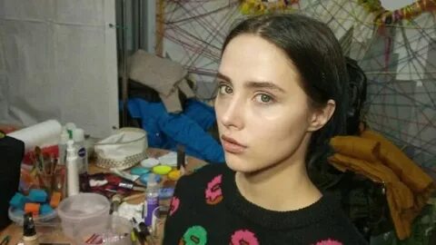 Pantiesda tort oyoqda turgan yalangoch qizlarning fotosuratlari