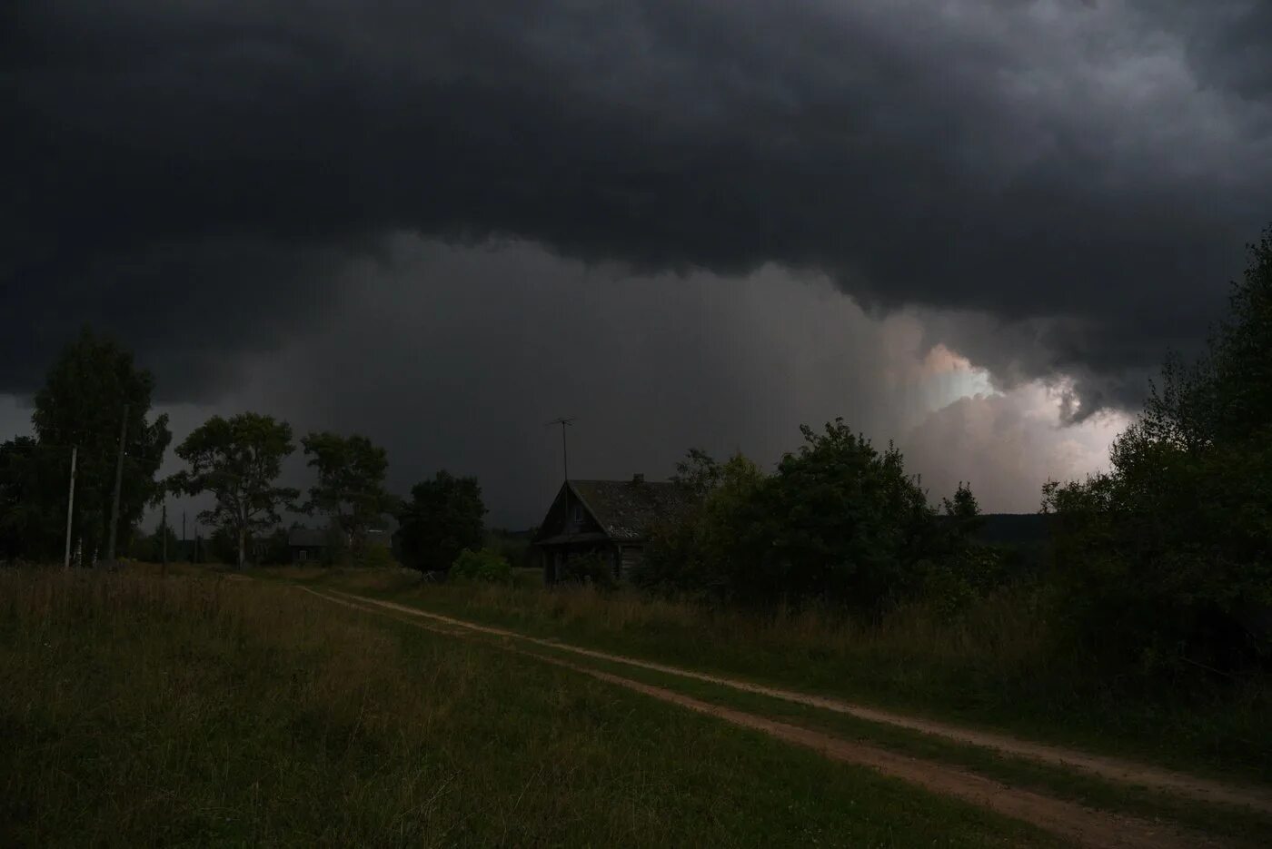 Грози село. Гроза в деревне. Пасмурно в деревне. Дождь в деревне. Деревня перед грозой.