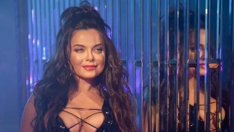 Tana fotosuratiga boyalgan pornografik kiyim