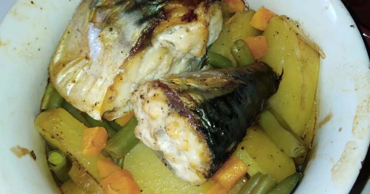 скумбрия запеченная в горшочке. скумбрия в горшочках с картошкой. второе горячее блюдо из скумбрию в горшочке. жаркое в горшочках из скумбрии. рыба скумбрия в горшочке.