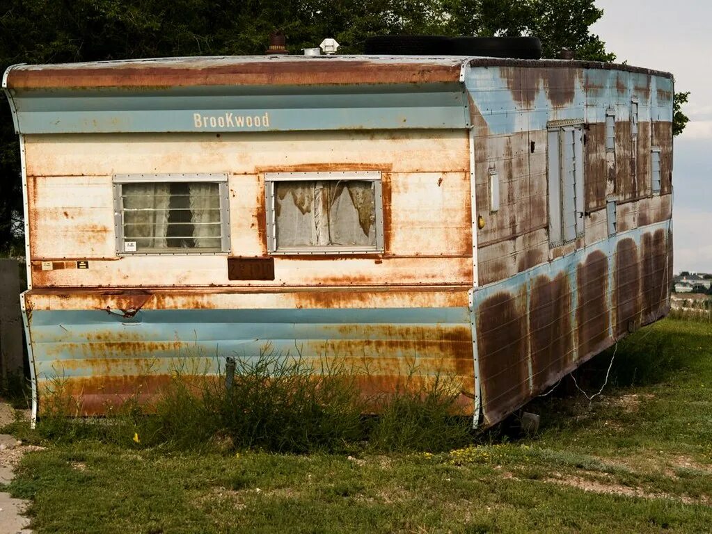 We like town. Mobile House Trailer old. Hunting House прицеп. Trailer House in a Trailer Park. Rundown Trailer Home.