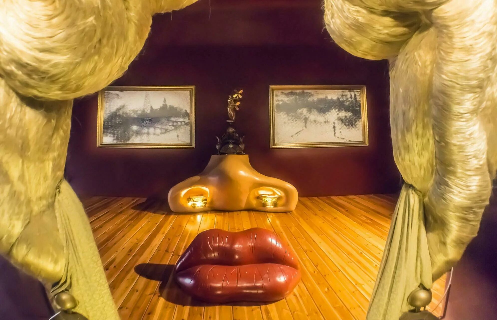 Salvador Dali картины. Комната Мэй Уэст в театре-музее Сальвадора. Картина лицо Мэй Уэст. Мэй Уэст Сальвадор дали. Сальвадор дали в поисках