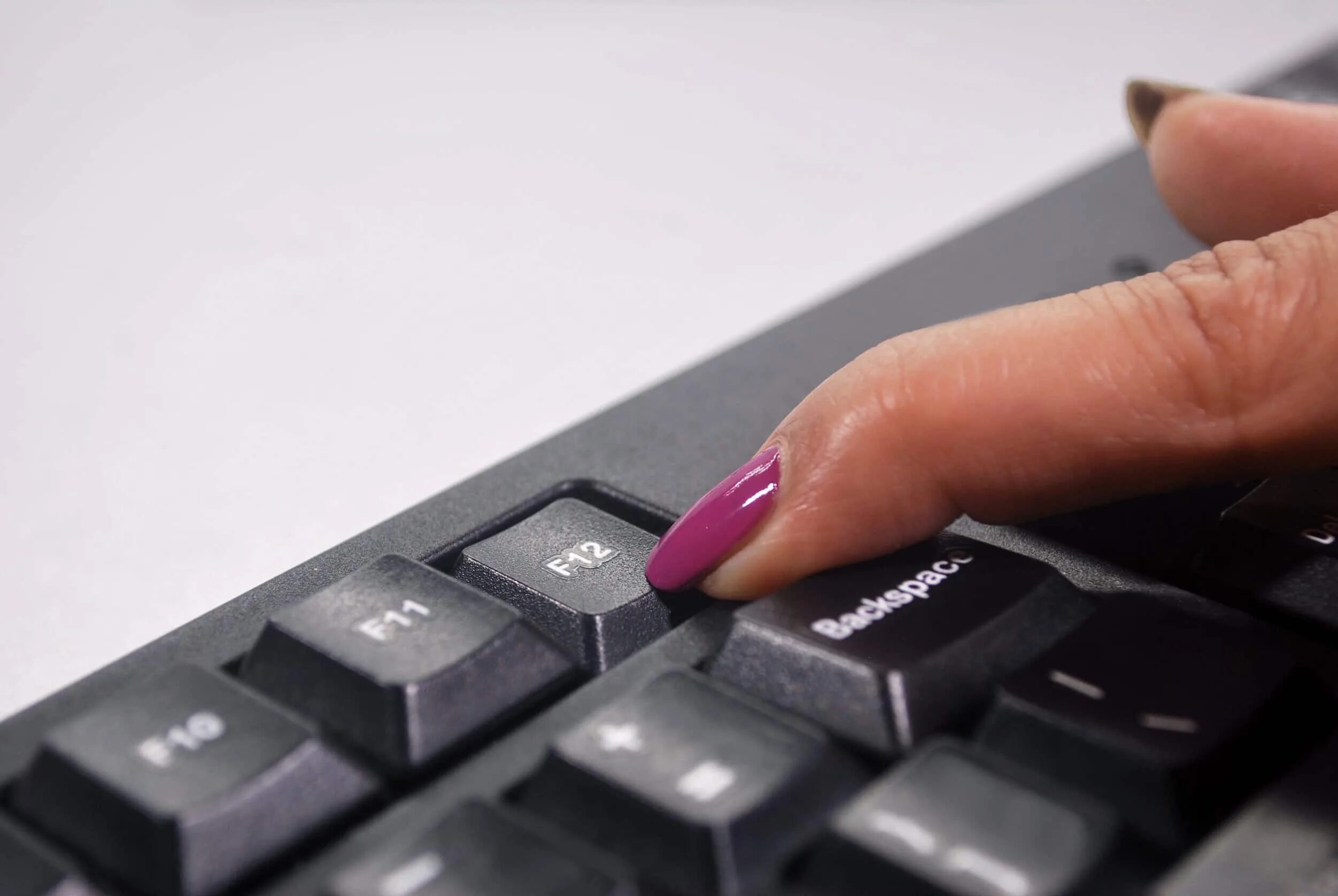 Не работает кнопка esc. Кнопка f12. кнопка esc на клавиатуре. ф12 на клавиатуре. кнопка f12 фото.