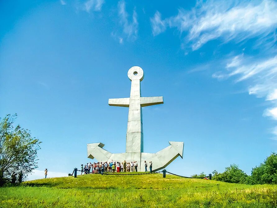 Поселок матвеев курган ростовская. Памятник якорь Матвеев Курган. Матвеев Курган мемориальный комплекс. Матвеево Курган Ростовская. Матвеев-Курган Ростовской области монумент.