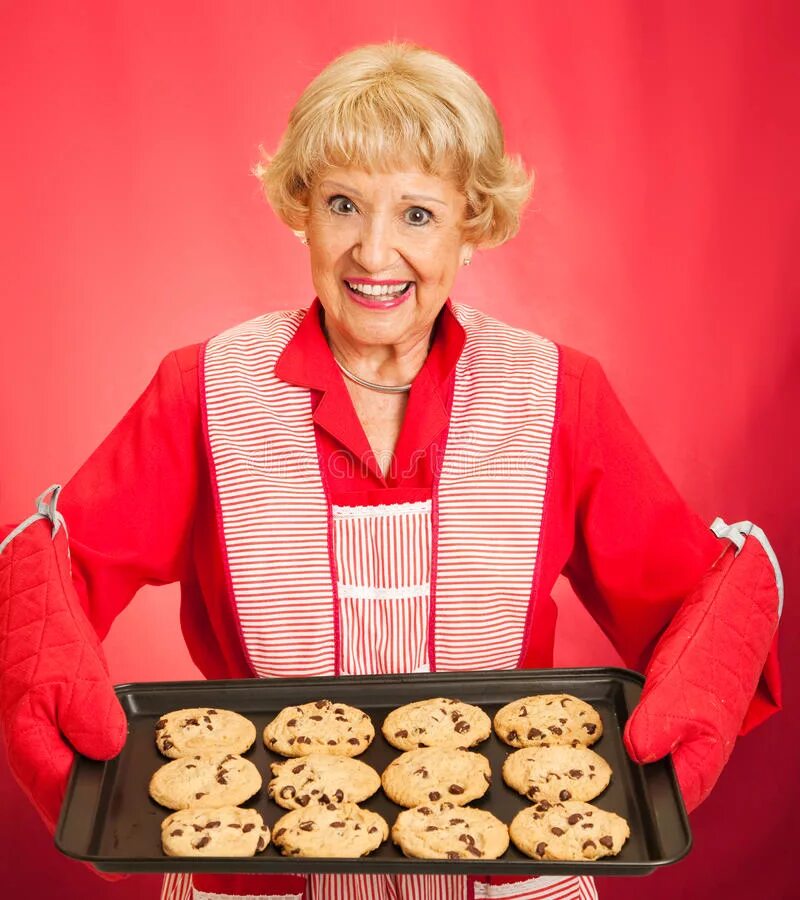 Grandma cookies. Бабушка с пирожками. Бабуля с выпечкой. Бабушка с печеньем. Бабушка печет печенье.