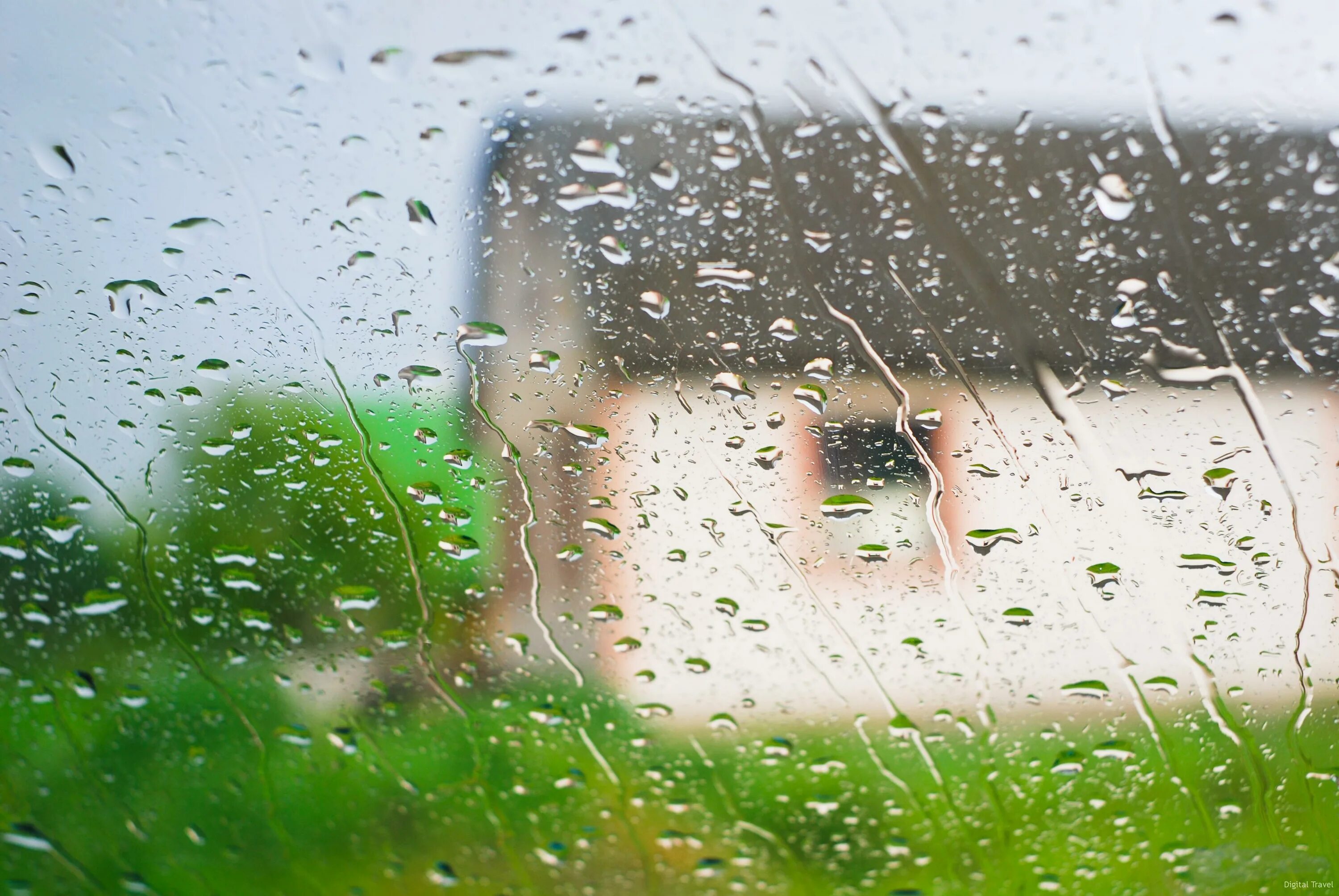 Капли дождя стучат. Летний дождь за окном. Белое окно с дождем. Дождь за стеклом. Крыша дождь.